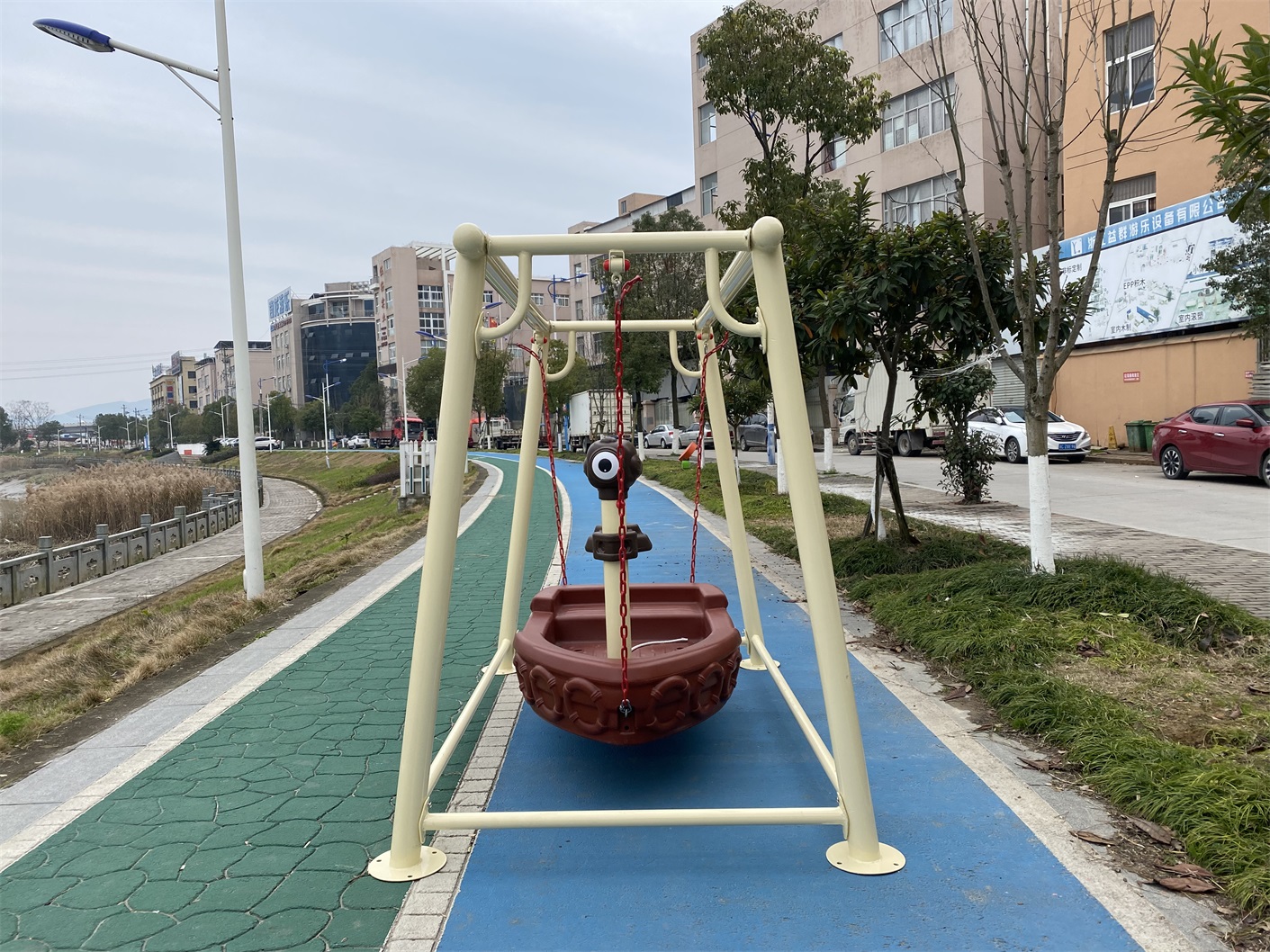 Pirate Ship Shape Swing Chair  - مراجعة Kids Outdoor Swing Chair وسعره