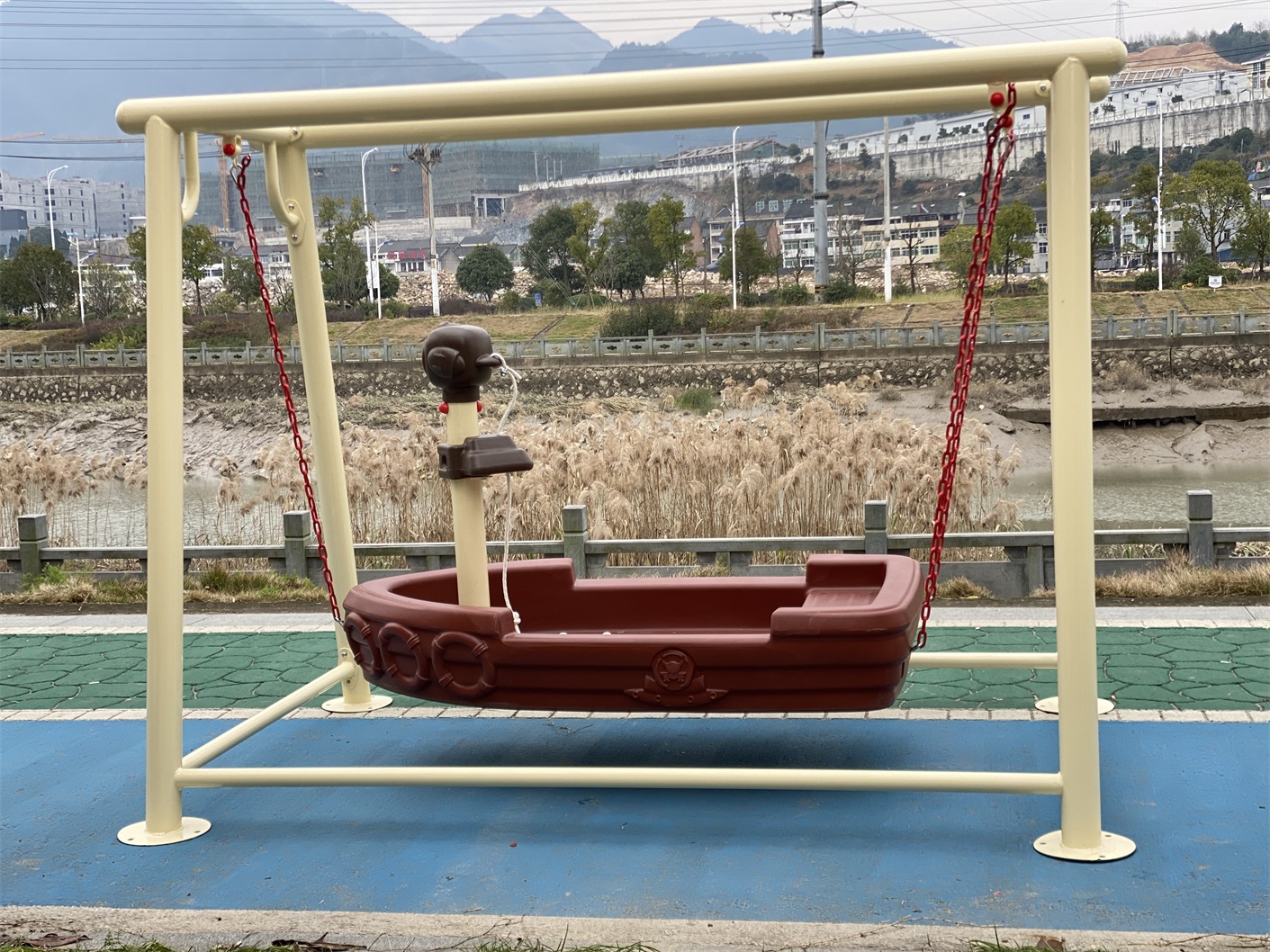 Pirate Ship Shape Swing Chair  - مراجعة Kids Outdoor Swing Chair وسعره